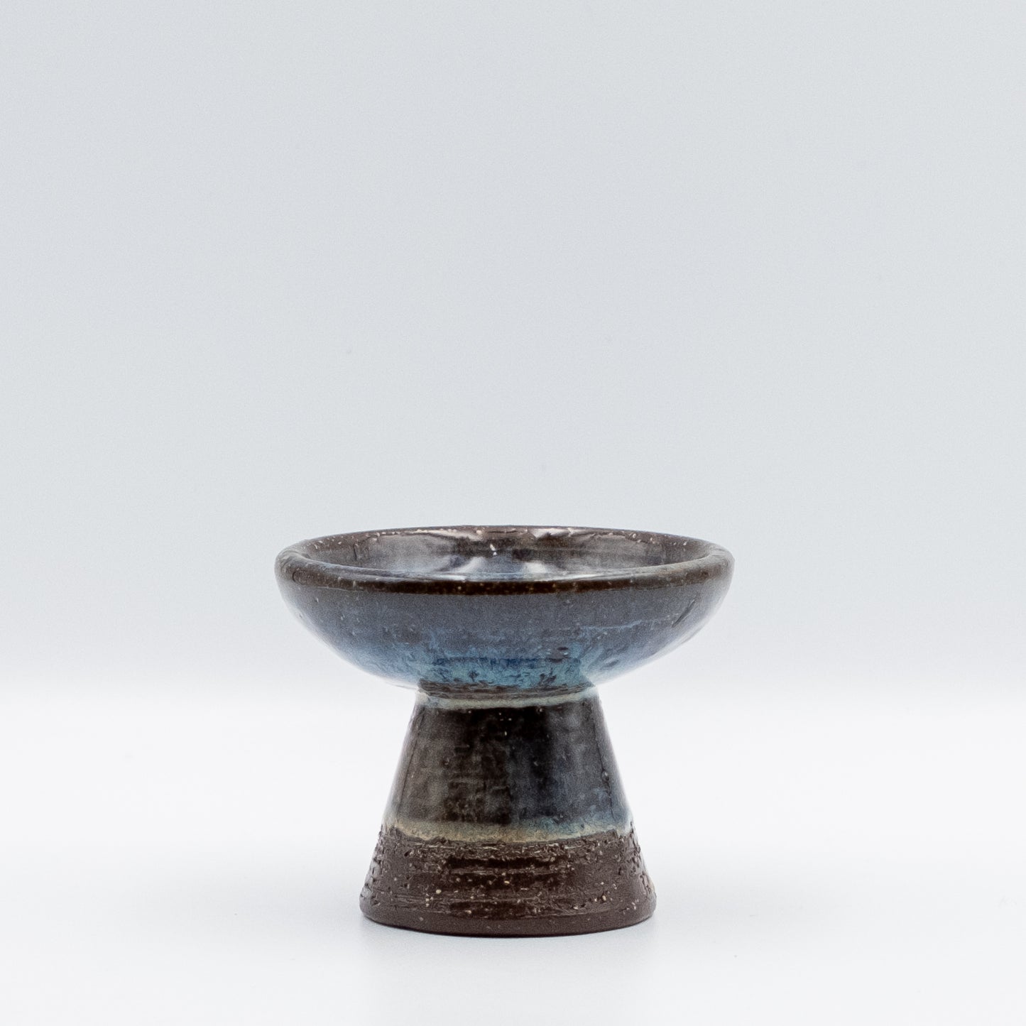 ミカエル・アナセン（Michael Andersen & Søn）製のヴィンテージキャンドルホルダー。円錐形のダークブラウンのベースと、深いコバルトブルーの釉薬が流れるように混ざり合う美しいストーンウェア。