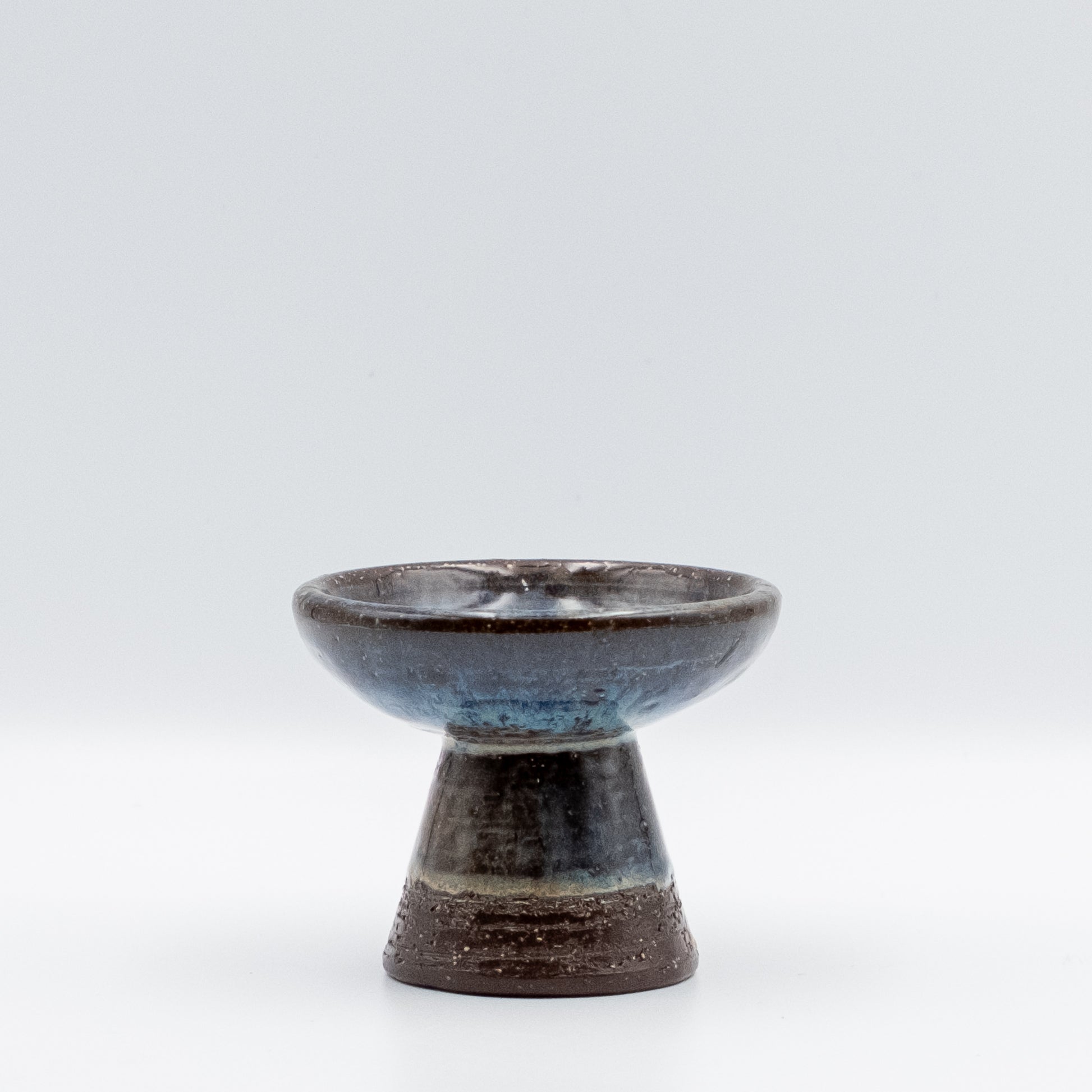 ミカエル・アナセン（Michael Andersen & Søn）製のヴィンテージキャンドルホルダー。円錐形のダークブラウンのベースと、深いコバルトブルーの釉薬が流れるように混ざり合う美しいストーンウェア。