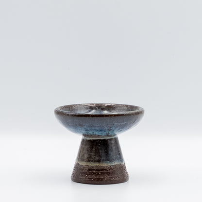 ミカエル・アナセン（Michael Andersen & Søn）製のヴィンテージキャンドルホルダー。円錐形のダークブラウンのベースと、深いコバルトブルーの釉薬が流れるように混ざり合う美しいストーンウェア。