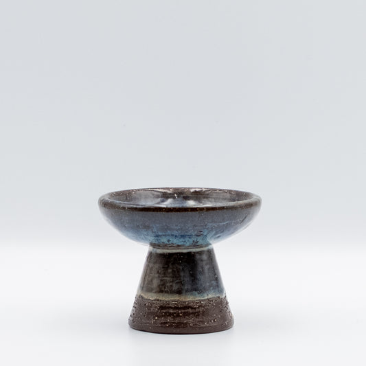ミカエル・アナセン（Michael Andersen & Søn）製のヴィンテージキャンドルホルダー。円錐形のダークブラウンのベースと、深いコバルトブルーの釉薬が流れるように混ざり合う美しいストーンウェア。