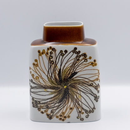ロイヤルコペンハーゲン「バッカ（Baca）」シリーズのヴィンテージ花瓶。エレン・マルマーによる放射状の花模様。白地にブラウンと黄色の色彩、キャラメル色のネックが特徴のスクエア型。マットな質感と緻密な描線が美しい北欧陶器。