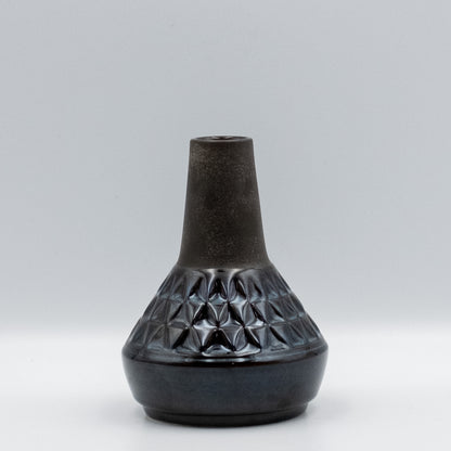 スーホルム、アイナー・ヨハンセン作のEJ64シリーズ花瓶。下部には艶やかなコバルトブルーの幾何学的なレリーフ、上部にはマットな質感のダークブラウン釉が施された、重厚感のある1960年代ヴィンテージ品。