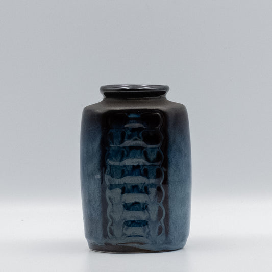 スーホルム（Søholm）EJ64シリーズのヴィンテージ花瓶。深いブルーのグラデーションに垂直方向のラインレリーフが施されています。幾何学的な四角柱状のフォルムと落ち着いた質感が美しい一点です。