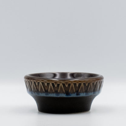 スーホルム（Søholm）EJ64シリーズのヴィンテージ・キャンドルホルダー（SHM-0019-1.jpg）。深いブラウンとコバルトブルーの光沢ある釉薬に、側面のスカラップ状レリーフが映える重厚な北欧陶器。
