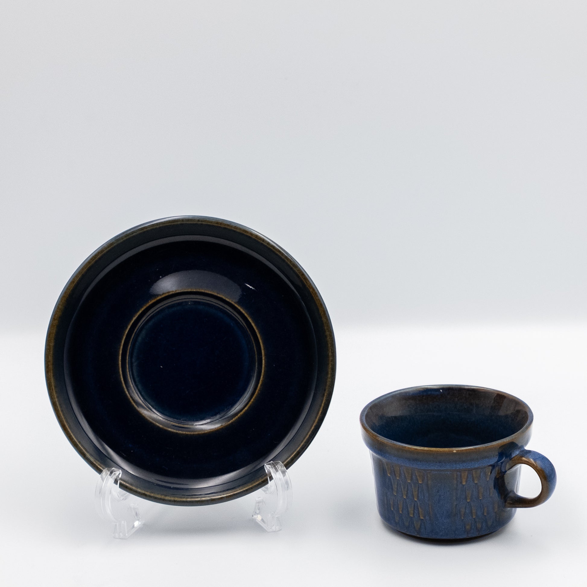 スーホルム（Søholm）のグラニット（Granit）シリーズ、カップ＆ソーサー（SHM-0024-2.jpg）。深いコバルトブルーの釉薬にドットの幾何学レリーフが施されています。重厚感あるストーンウェア製の北欧ヴィンテージです。